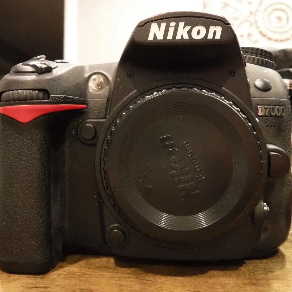 Nikon d7000 16.2 megapixel digital SLR camera with 18-105mm lens